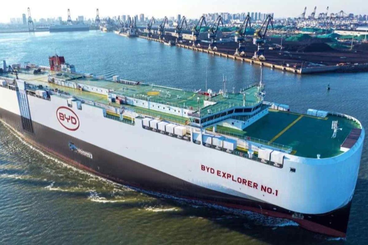 Kapal pengangkut mobil (car carrier) milik BYD yang bernama BYD Explorer No. 1