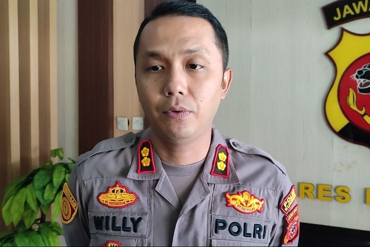 Kapolres Kuningan AKBP Willy Andrian, memberikan keterangan pasca penangkapan inisial FS, penagih hutang asal Sumatera yang mencabuli anak nasabah hingga trauma, di Mapolres Kuningan, Jumat (23/6/2023)