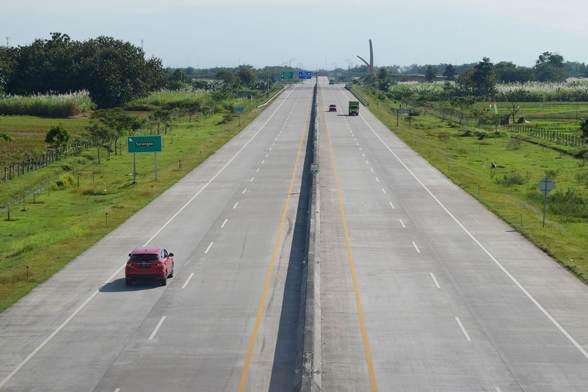 Kendaraan melaju di jalan tol Trans Jawa. Kenali lokasi rest area di ruas tol yang dilewati untuk menghindari berkendara dalam keadaan lelah.