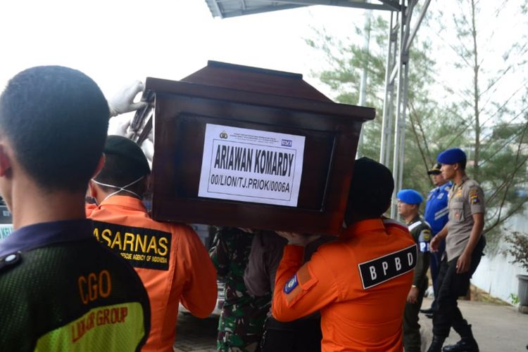 Jenazah korban Lion Air JT 610 tiba di Bandara Depati Amir, Rabu (7/11/2018).