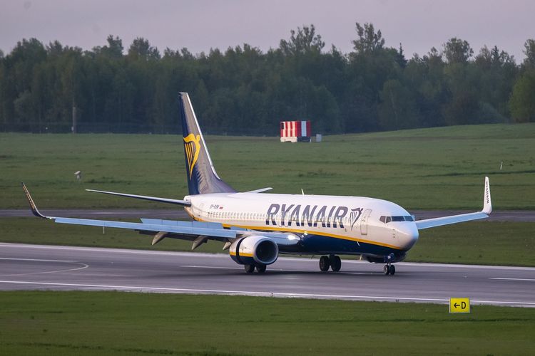 Pesawat Ryanair dengan nomor registrasi SP-RSM yang membawa aktivis oposisi Belarus, Roman Protasevich, dengan rute Athena ke Vilnius di Lituania, dipaksa mendarat di Minsk, ibu kota Belarus, pada Minggu (23/5/2021). Perintah pendaratan paksa ini dikeluarkan secara personal oleh Presiden Alexander Lukashenko, dengan memerintahkan jet tempur MiG-29 untuk mengawal pesawat Ryanair.