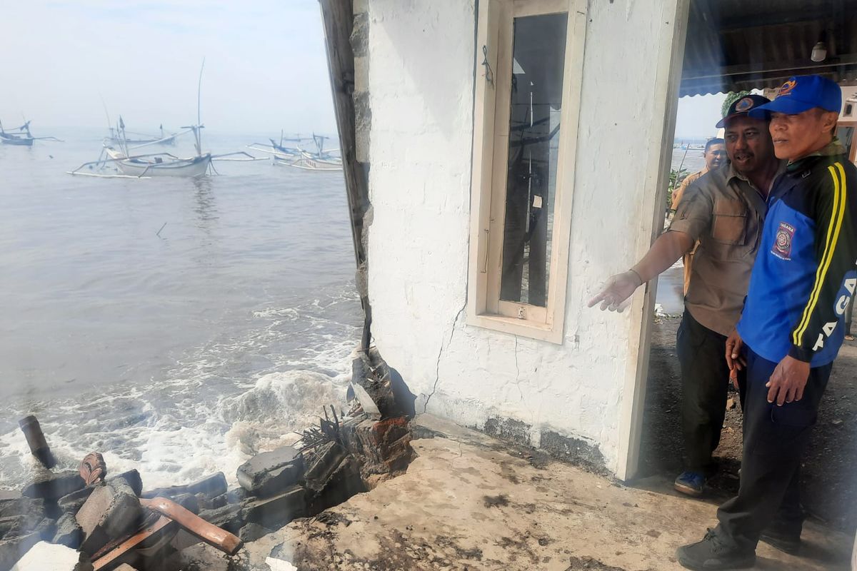 Peristiwa gelombang pasang menyebabkan abrasi dan merusak dua rumah di Dusun Laok Bindung, Desa Landangan, Kecamatan Kapongan, Kabupaten Situbondo, Provinsi Jawa Timur pada Selasa (24/6/2025). 