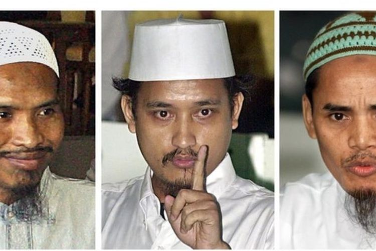 Dari kiri ke kanan: Ali Ghufron alias Mukhlas, Imam Samudra alias Abdul Aziz, dan Amrozi saat dihadirkan dalam persidangan tahun 2003 terkait keterlibatan mereka dalam pengeboman di Bali pada 2002 yang menewaskan 202 orang. Ketiganya merupakan anggota Jamaah Islamiyah (JI).