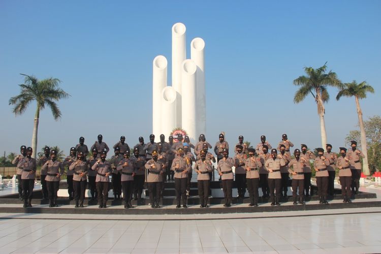 Polisi wanita (polwan).