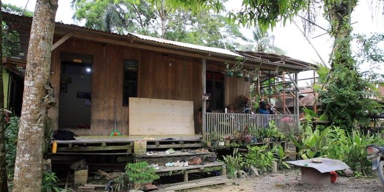 Rumah Pandi dan Syasiah di Kampung Sepaku Lama, Penajam Paser Utara, berdekatan dengan proyek normalisasi Sungai Sepaku