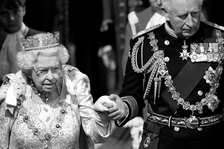 Ratu Elizabeth II dan Pangeran Charles.
