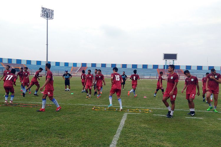 Para pemain Persela Lamongan saat berlatih di Stadion Surajaya, Lamongan.