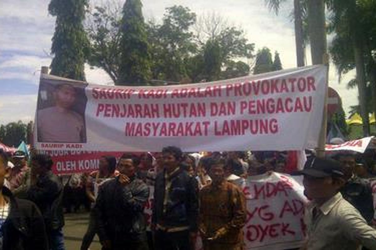 Warga Mesuji berunjuk rasa di Bandar Lampung, Kamis (12/11/2012).