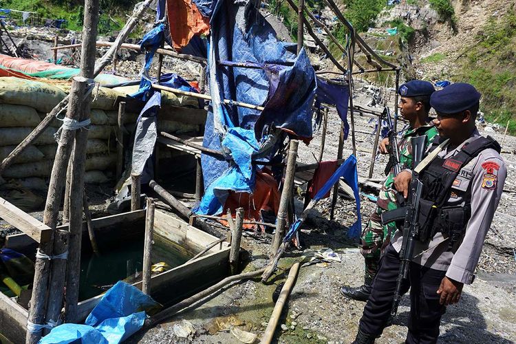 Personel kepolisian dan TNI berjaga di tempat penambangan emas ilegal yang ditutup di Gunung Botak, Pulau Buru, Maluku, Rabu (28/11/2018). Polres Pulau Buru menyegel sejumlah tempat penambangan ilegal yang beroperasi dengan menggunakan merkuri dan sianida di Gunung Botak.