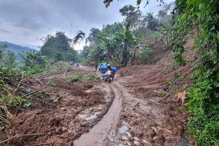 Longsor yang terjadi di di Desa Villa, Kecamatan Wakuk Ranau Selatan, Kabupaten Ogan Komering Ulu (OKU) Selatan, pada Senin (18/7/2022) kemarin mengakibatkan akses jalan penghubung Sumatera Selatan - Lampung menjadi terputus.