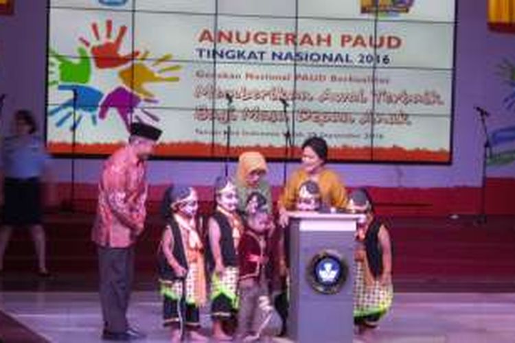 Momen mengundang tawa. Seorang anak cemberut dan mengeluh capek sat Ibu Negara Iriana Widodo menekan tombol sirine dalam acara Penganugerahan PAUD tingkat nasional 2016.