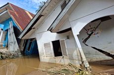 Tumpukan Sampah Dekat Stasiun Depok Baru Tutupi Setengah Jalan