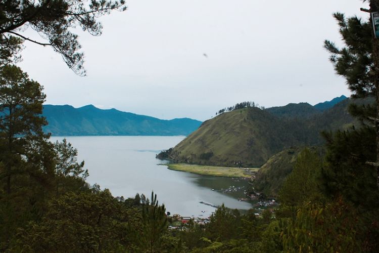 Salah satu lanskap Danau Laut Tawar di Takengon, Kabupaten Aceh Tengah. Daerah tersebut merupakan kabupaten yang didiami oleh mayoritas Suku Gayo dengan bahasa tutur Bahasa Gayo, yang kini terancam punah.