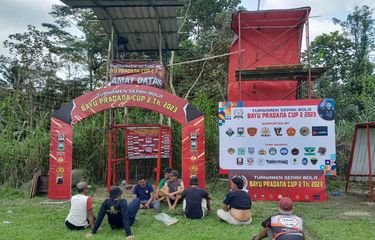 Pemain Barito Putera bayu Pradana sedang berdiskusi dengan panitia Turnamen Bayu Pradana Cup 2023 yang akan berlangsung pada tanggal 29 April sampai 14 Mei 2023 di Lapangan Desa Patemon, Kecamatan Tengaran Salatiga, Kabupaten Semarang, Jawa Tengah.