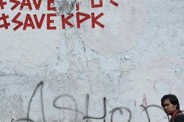 Grafiti dengan pesan untuk menyelamatkan KPK terpasang di Kawasan Cikini, Jakarta, Rabu (17/6/2015). Rencana merevisi UU No 30 Tahun 2002 tentang Komisi Pemberantasan Korupsi dianggap sejumlah pihak sebagai upaya pelemahan KPK dalam pemberantasan korupsi.