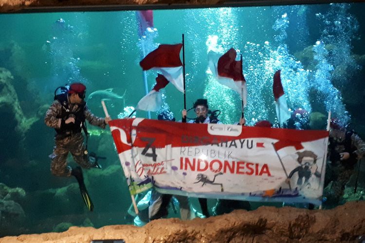 Geladi bersih pengibaran bendera Merah Putih di Aquarium Utama Sea World Ancol, Jakarta Utara, Senin (12/8/2019).