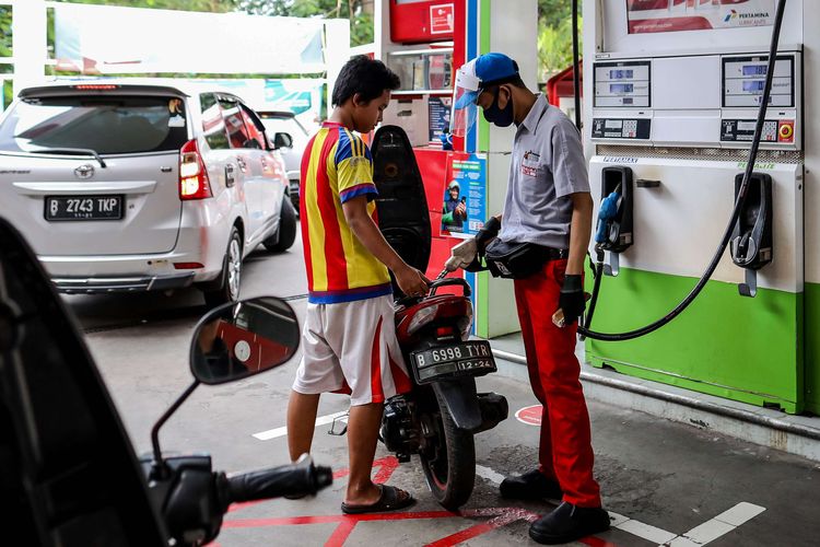 Petugas SPBU menggunakan alat pelindung wajah saat melayani pengendara di SPBU Pertamina 31.128.02 di Jl. Letjen M.T. Haryono, Jakarta Timur, Senin (1/6/2020). Penggunaan alat pelindung wajah (Face Shield) tersebut sebagai salah satu upaya untuk melindungi diri saat berhubungan langsung dengan pengendara dalam pencegahan penyebaran COVID-19.