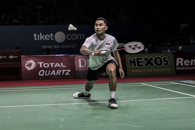 Pebulu tangkis Indonesia Tommy Sugiarto mengembalikan kok ke arah pebulu tangkis Thailand Khosit Phetpradab pada Indonesian Open 2018 di Istora Senayan, Jakarta, Rabu (4/7/2018). Pada pertandingan tersebut Tommy menang dengan skor 20-22, 21-10 dan 21-16.