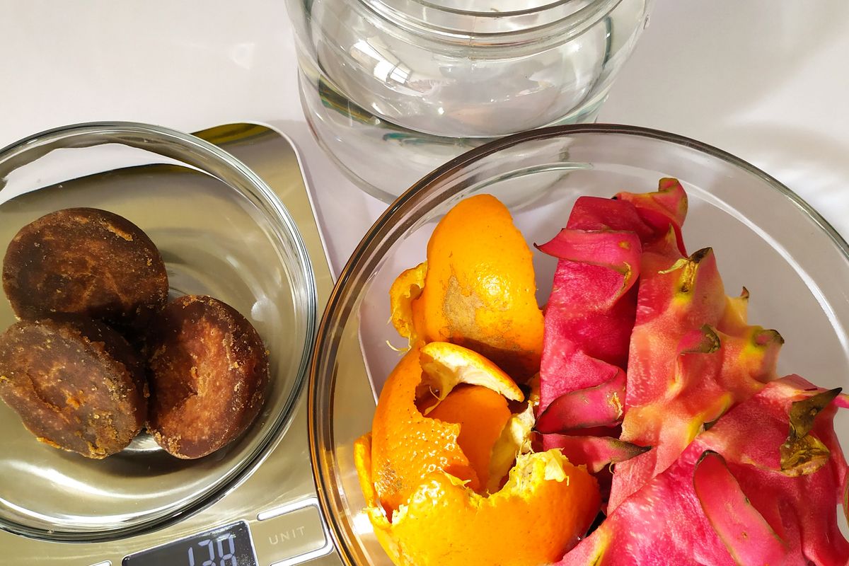 Ilustrasi eco-enzyme.