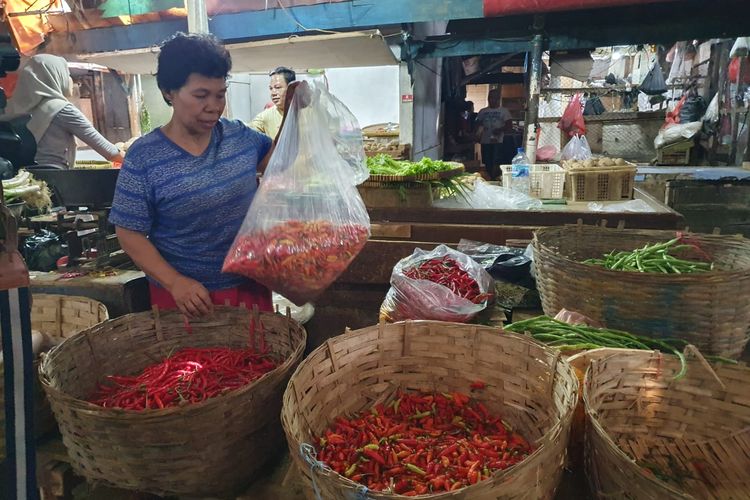 Sumiyati salah satu pedagang di Pasar Serdang, Kemayoran, Jakarta Pusat, mengeluhkan melonjaknya harga cabai rawit maupun kriting menjelang perayaan Natal dan tahun baru, Kamis (8/12/2022).