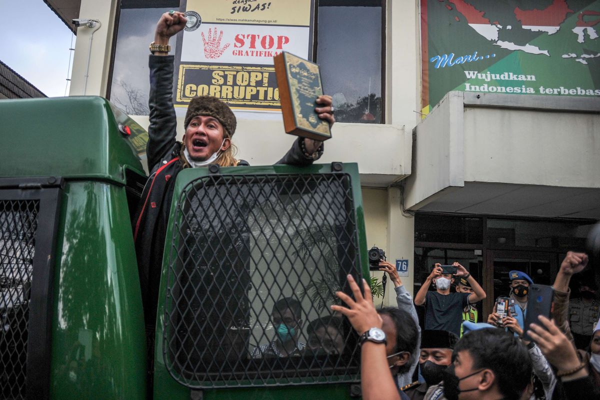 Terdakwa kasus dugaan penyebaran berita bohong Bahar Bin Smith menyapa pendukungnya usai menjalani sidang dengan agenda pembacaan eksepsi di Pengadilan Negeri Bandung, Jawa Barat, Selasa (12/4/2022). Dalam sidang tersebut, kuasa hukum Bahar Bin Smith meminta majelis hakim untuk mengabulkan seluruh nota keberatan yang telah dibacakan.