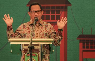 Menteri Dalam Negeri (Mendagri) Tito Karnavian saat menghadiri vaksinasi massal di Dining Hall komplek Jakabaring Sport City (JSC) Palembang, Rabu (31/3/2021).