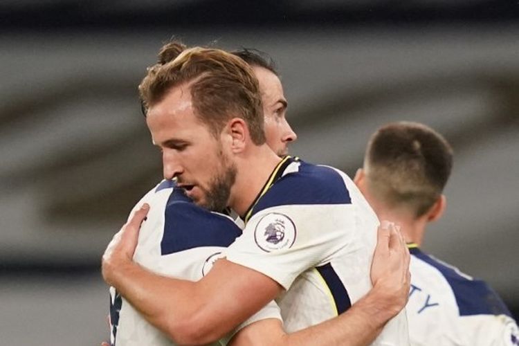 Harry Kane dan Gareth Bale berpelukan merayakan kemenangan timnya di laga Tottenham vs Brighton & Hove Albion, 1 November 2020.