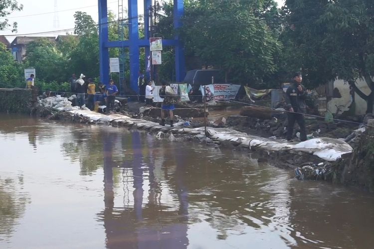 Situasi di Kampung Lamajang Peuntas, Desa Citeureup, Kecamatan Dayeuhkolot, Kabupaten Bandung, Jawa Barat pada Jumat (12/1/2024)