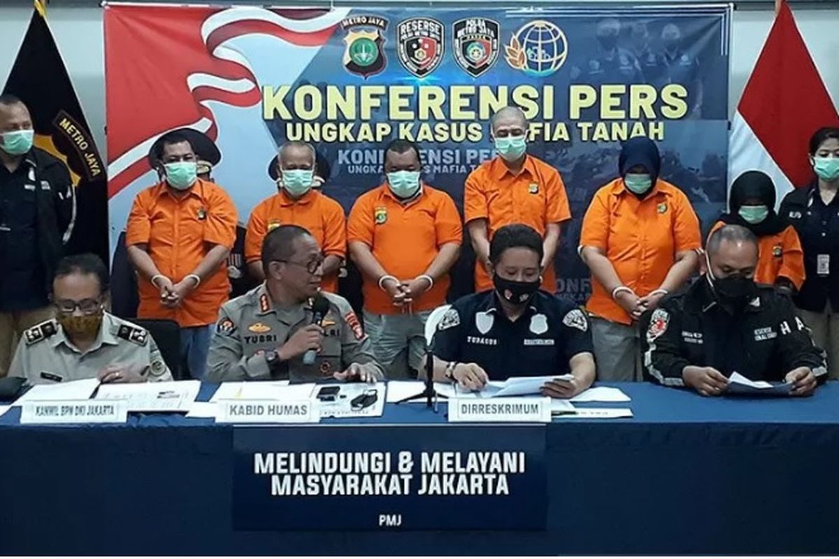 Kabid Humas Polda Metro Jaya, Kombes Pol Yusri Yunus bersama Sub Direktorat Harta dan Benda (Subdit Harda) di Ditreskrimum Polda Metro Jaya menghadirkan delapan orang mafia tanah yang menggadaikan sertifikat tanah dengan nilai Rp6 miliar, Mapolda Metro Jaya, Jakarta, Kamis (3/12/2020). 