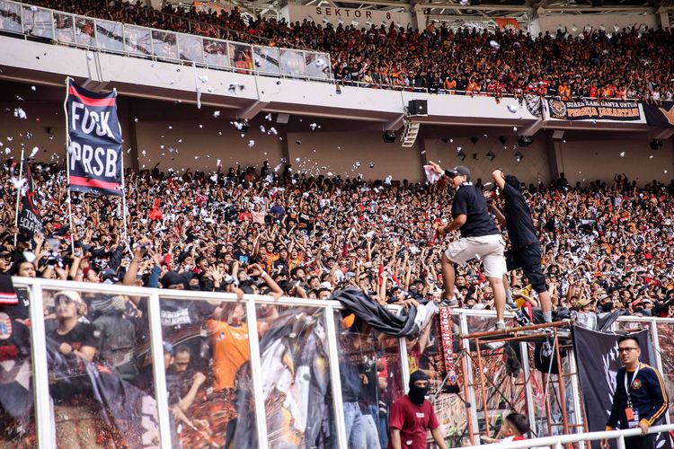 Suporter Persija Jakarta memberikan dukungan pada laga pekan kedelapan Liga 1 2019 di Stadion Utama Gelora Bung Karno, Jakarta, Rabu (10/7/2019). Persija Jakarta bermain imbang dengan skor 1-1 melawan Persib Bandung.