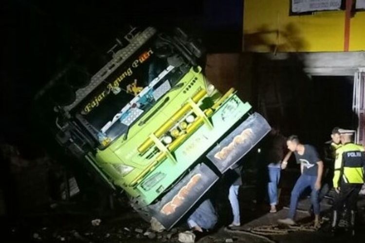 Truk tronton muatan penuh pasir mundur dan menabrak ruko di ruas jalan Gekbrong, Cianjur, Jawa Barat, Selasa (17/12/2019) malam. Akibatnya, tiga penghuni ruko tewas dan satu luka.