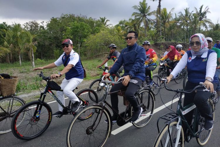 Menteri Pemuda dan Olahraga RI Imam Nahrawi bersama sang istri mengikuti kegiatan etape ke-24 Sepeda Nusantara 2018 di Kabupaten Kebumen, Jawa Tengah, Minggu (11/11/2018) pagi.