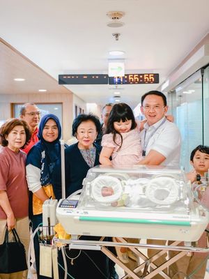 Puput Nastiti Devi tampil sederhana saat melahirkan anak ketiga. Nuansa pastel, makeup natural, dan kehadiran Ahok bikin momen terasa hangat dan intim.