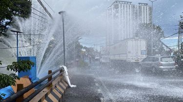 Pipa PDAM di Kawasan MERR Surabaya Bocor, Semburan Air hingga ke Jalan