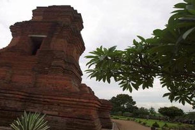 Wisatawan lokal menikmati keindahan Candi Brahu di kawasan situs arkeologi Trowulan, Kabupaten Mojokerto, Jawa Timur, Minggu (6/1/2013). Situs Trowulan di Jawa Timur menyimpan sisa keagungan Kerajaan Majapahit yang hingga kini terus diteliti. Di kawasan ini, ditemukan ratusan ribu peninggalan arkeologis, berupa artefak, ekofak, dan fitur yang diperkirakan berasal dari abad ke-12 hingga abad ke-15. Dengan hamparan benda cagar budaya yang tersebar di berbagai lokasi, Trowulan menjadi laboratorium arkeologis terlengkap di pelosok Nusantara.
