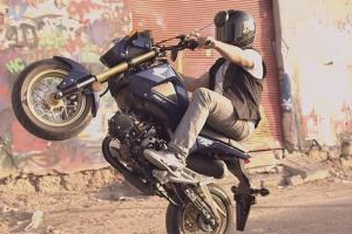 Honda MSX 125 atau Honda Grom, sanggup melewati 47 mobil dalam video.