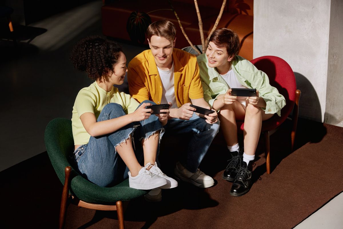 Ilustrasi bermain game menggunakan ponsel Oppo Reno6 Series 5G.