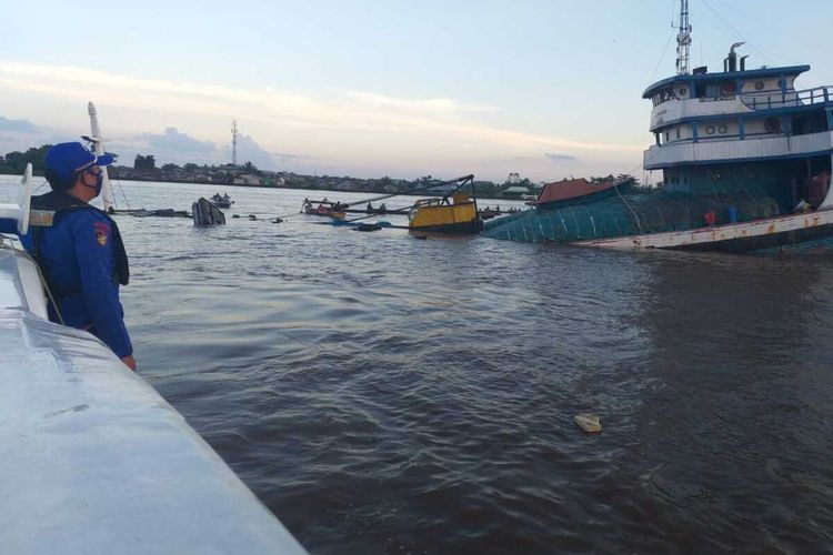 Kapal layar motor (KLM) Bintang Lautan Abadi yang mengangkut 1.100 ton pupuk urea kandas di Sungai Kapuas Pontianak, Kalimantan Barat (Kalbar), Kamis (11/6/2020) sekitar pukul 17.30 WIB.