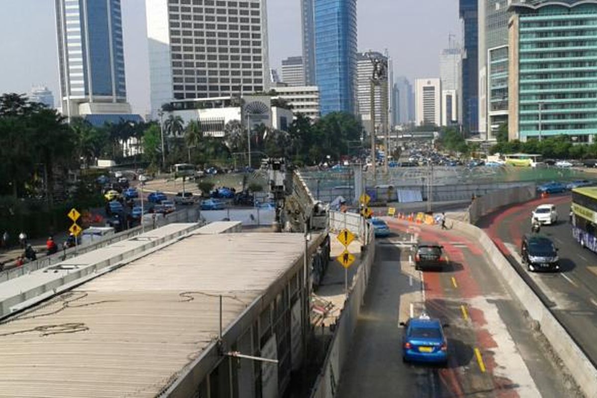 Pengerjaan MRT dan JPO tak mengganggu pengendara yang di Jalan MH Thamrin, Rabu (2/7/2014).