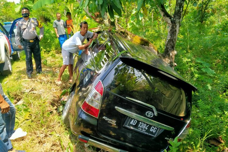 TABRAK PEJALAN KAKI--Aparat Satlantas Polres Wonogiri melakukan olah tempat kejadian perkara kecelakaan  pejalan kaki ditabrak mobil Toyota Inova yang dikemudikan TR (42) di ruas jalan Krisak -Keloran, tepatnya di DusunTandurejo, Desa Keloran, Kecamatan Selogiri, Kabupaten Wonogiri, Jawa Tengah, Minggu (24/4/2022). 