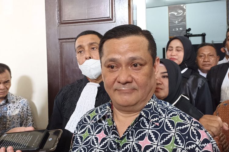 Irjen Pol Napoleon Bonaparte membantah pernah meminta ditahan dalam satu sel dengan Irjen Ferdy Sambo di rumah tahanan (Rutan) Bareskrim Polri, Kamis (25/8/2022).