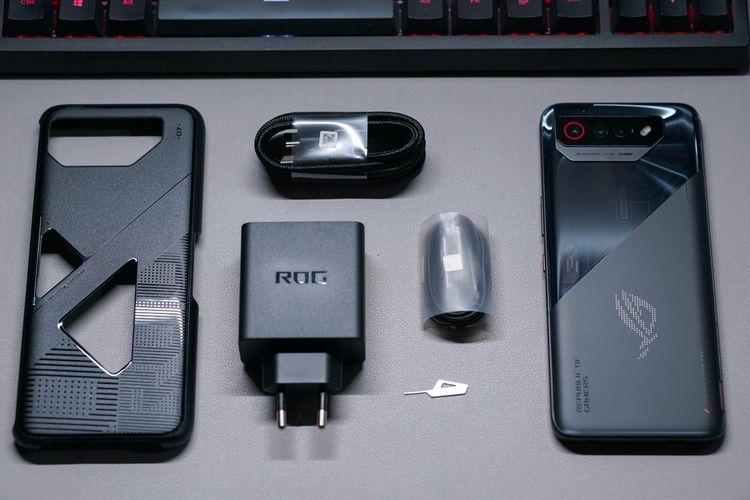 Aksesori hard case, charger, kabel USB, SIM card ejector tool, serta earphone di dalam kemasan Asus ROG Phone 6

