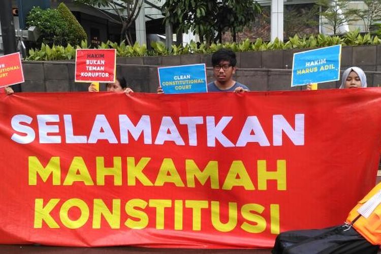 Aksi teaterikal koalisi masyarakat sipil Selamatkan Mahkamah Konstitusi di bundaran Hotel Indonesia pada Minggu (12/2/2017).