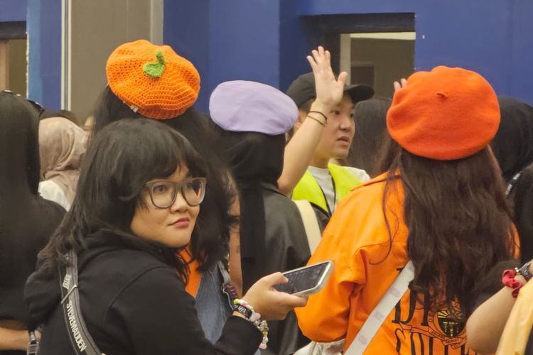 Seorang penonton konser Agust D Tour in Jakarta mengenakan baret berwarna oranye dengan hiasan berbentuk daun. Sekilas baret itu menyerupai jeruk, buah favorit Suga BTS. Konser Agust D Tour in Jakarta digelar di ICE BSD, Tangerang, Banten, Sabtu (27/5/2023).
