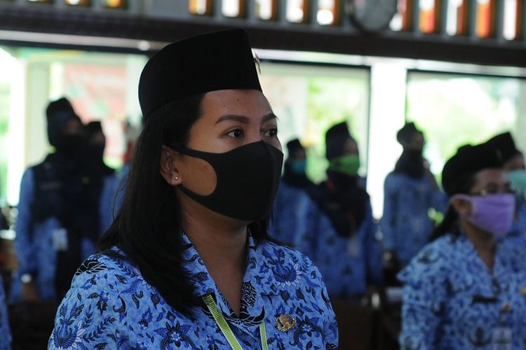 Sejumlah Aparatur Sipil Negara (ASN) menggunakan masker saat mengikuti pelantikan secara daring di Kantor Pemerintah Kabupaten Klaten, Jawa Tengah, Jumat (5/6/2020). Pelantikan diikuti sebanyak 715 ASN TA 2018 di lima tempat secara daring atau telekonferens. ANTARA FOTO/Aloysius Jarot Nugroho/pras.