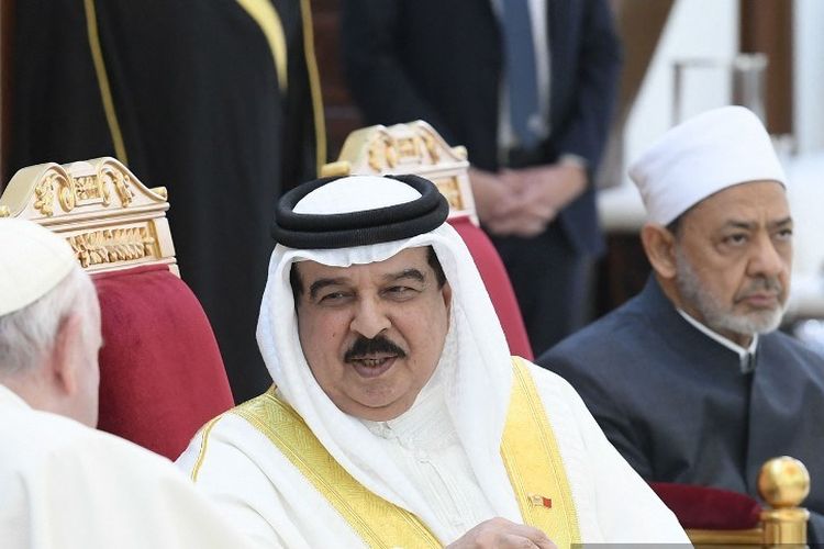 Paus Fransiskus (kiri) bertemu dengan Raja Bahrain Hamad bin Isa al-Khalifa (tengah), didampingi Imam Besar Masjid Al-Azhar, Sheikh Ahmed Al-Tayeb (kanan), dalam sebuah acara di Awali, Manama, Bahrain, 6 November 2022. 