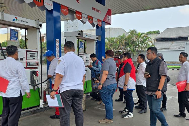 Pengecekan takaran pengisian BBM di SPBU Patal, Kecamatan Lawang, Kabupaten Malang, Rabu (9/4/2025).