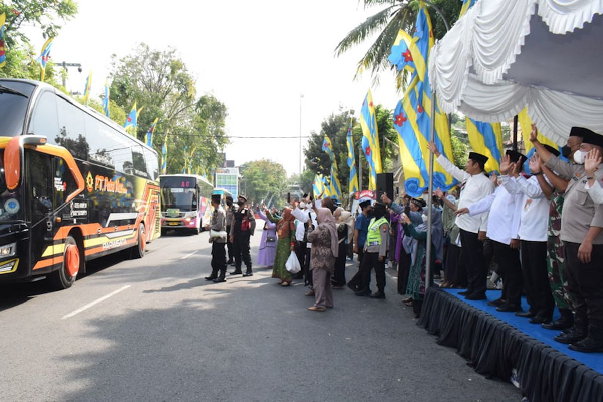 Calon Jemaah Haji (CJH) asal Lamongan saat diberangkatkan dari halaman Pendopo Lokatantra menuju asrama haji Surabaya, Minggu (5/6/2022).