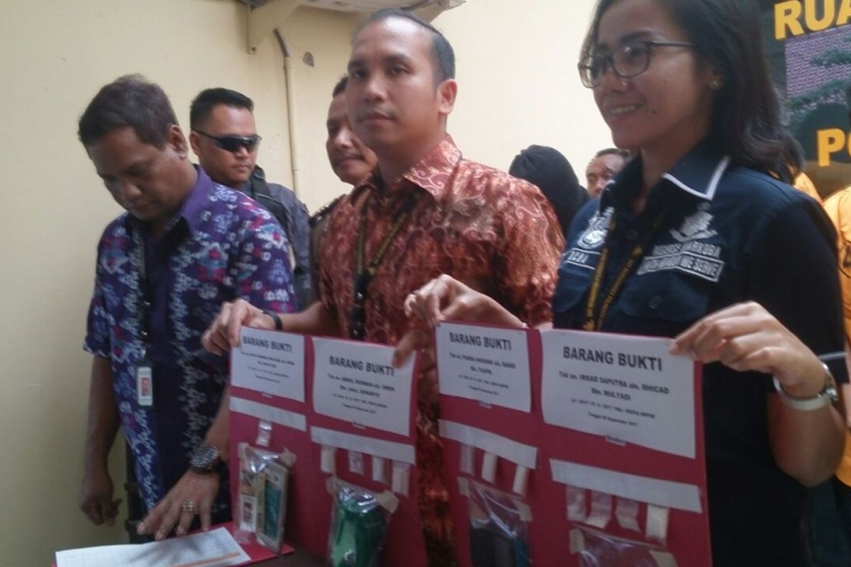 Kasat Narkoba Polresta Depok Komisaris Malvino Edward Sitohang saat menyampaikan informasi mengenai kasus penyalahgunaan narkoba di Mapolres Kota Depok, Jumat (8/9/2017). 