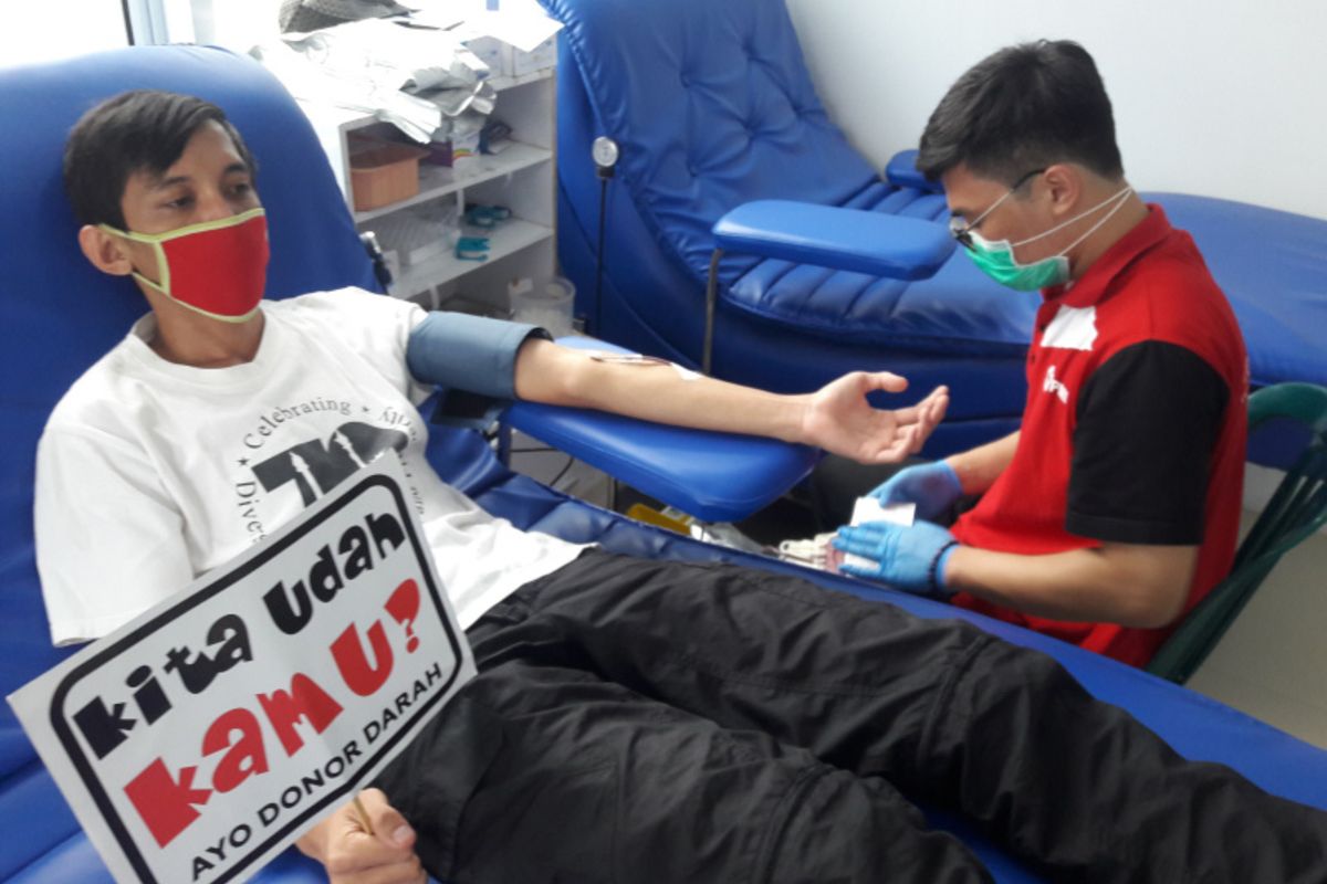 Seorang warga secara sukarela mendonorkan darahnya di UTD PMI Garut sambil mengajak warga lainnya donor, Kamis (26/03/2020)
